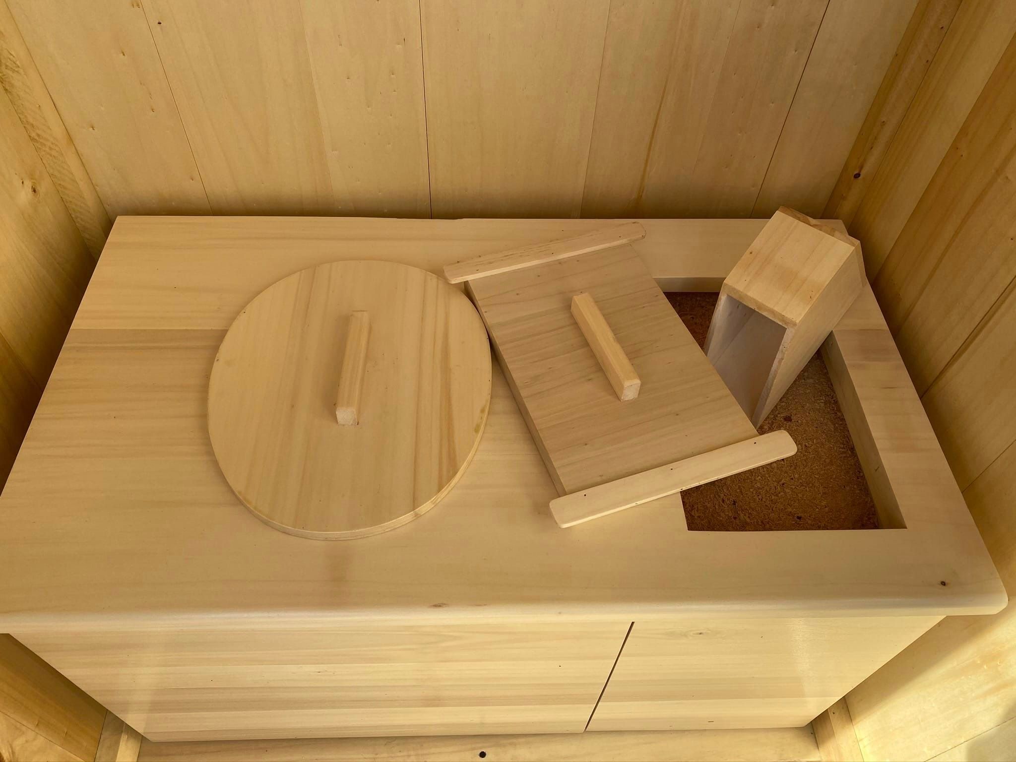 Toilette sèche en bois massif avec compartiment copeaux à l
