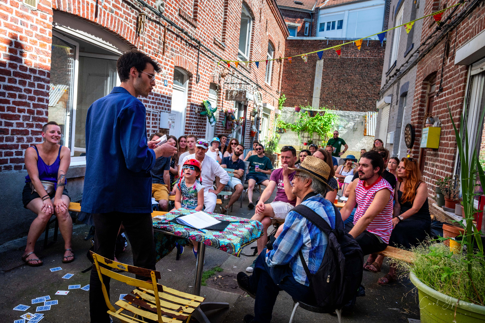 Une image contenant habits, personne, plein air, bâtiment

Le contenu généré par l’IA peut être incorrect.