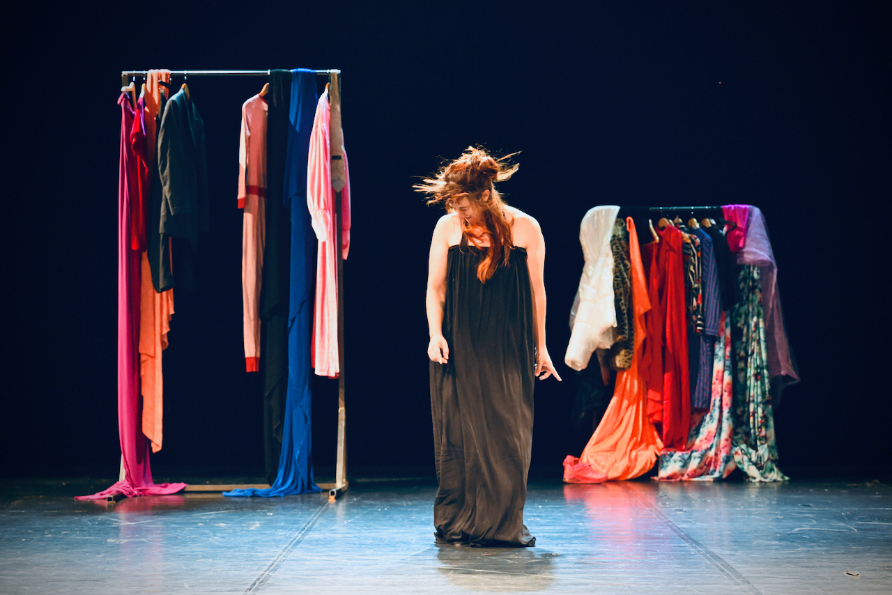 Une image contenant habits, personne, Théâtre, Art performance

Le contenu généré par l’IA peut être incorrect.