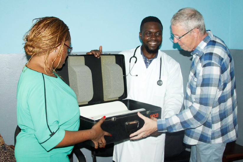 2017- Remise du pèse bébé au médecin chef, en présence de la sous-préfet. centre médical de Bikok, Cameroun