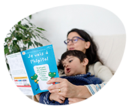Enfant et maman lisant un guide SPARADRAP